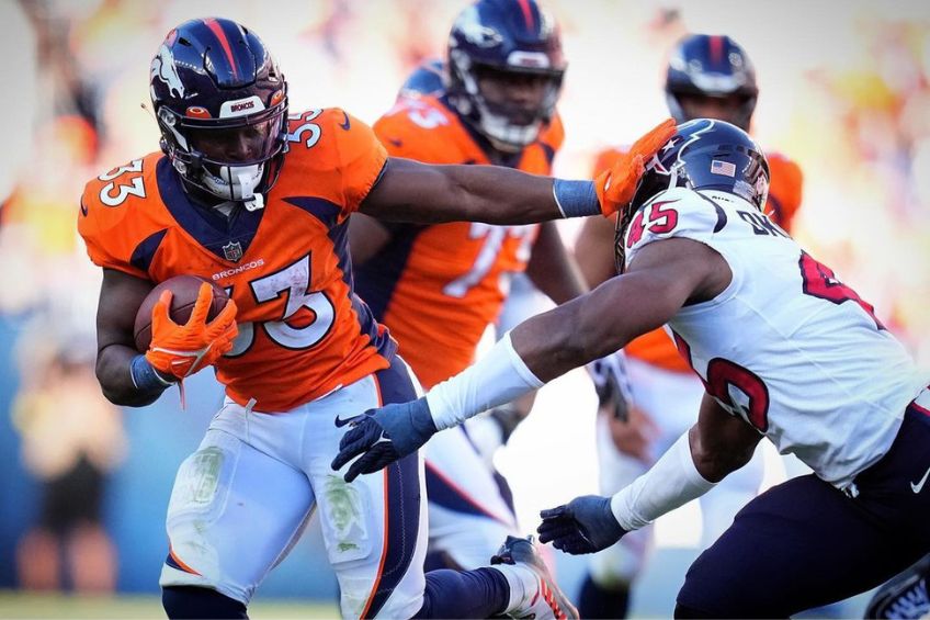 Javonte Williams durante un partido de los Broncos