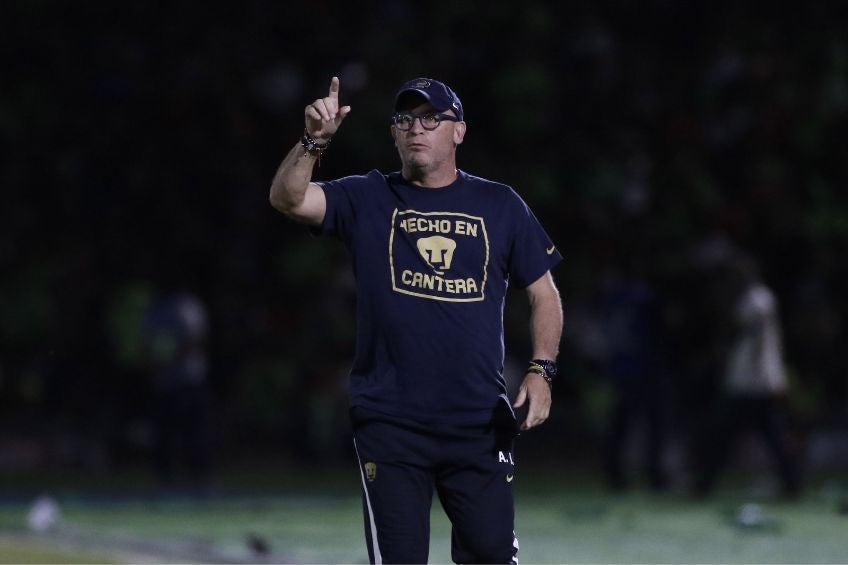 Andrés Lillini durante un partido de Pumas