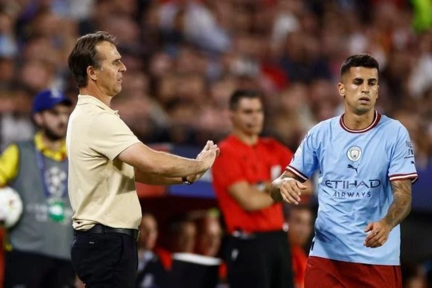 Julen Lopetegui dirigiendo al Sevilla