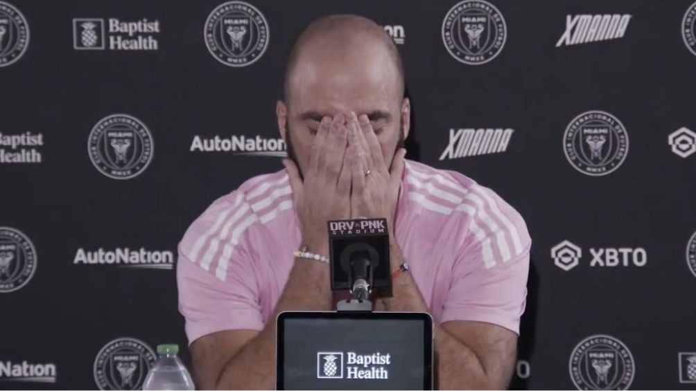 Higuaín llora en la conferencia de su despedida