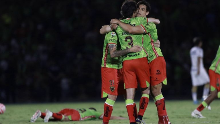 Jugadores de Juárez celebran ante Pumas 