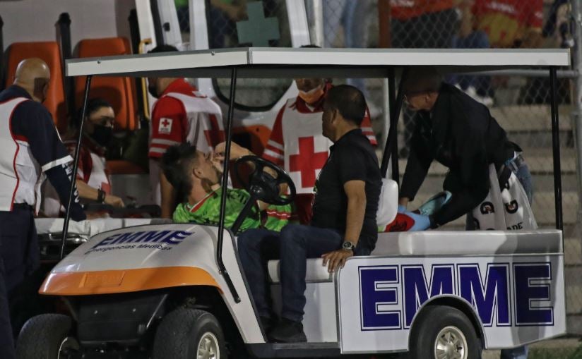 Emiliano Velázquez abandona el campo en el 'carrito de las desgracias'