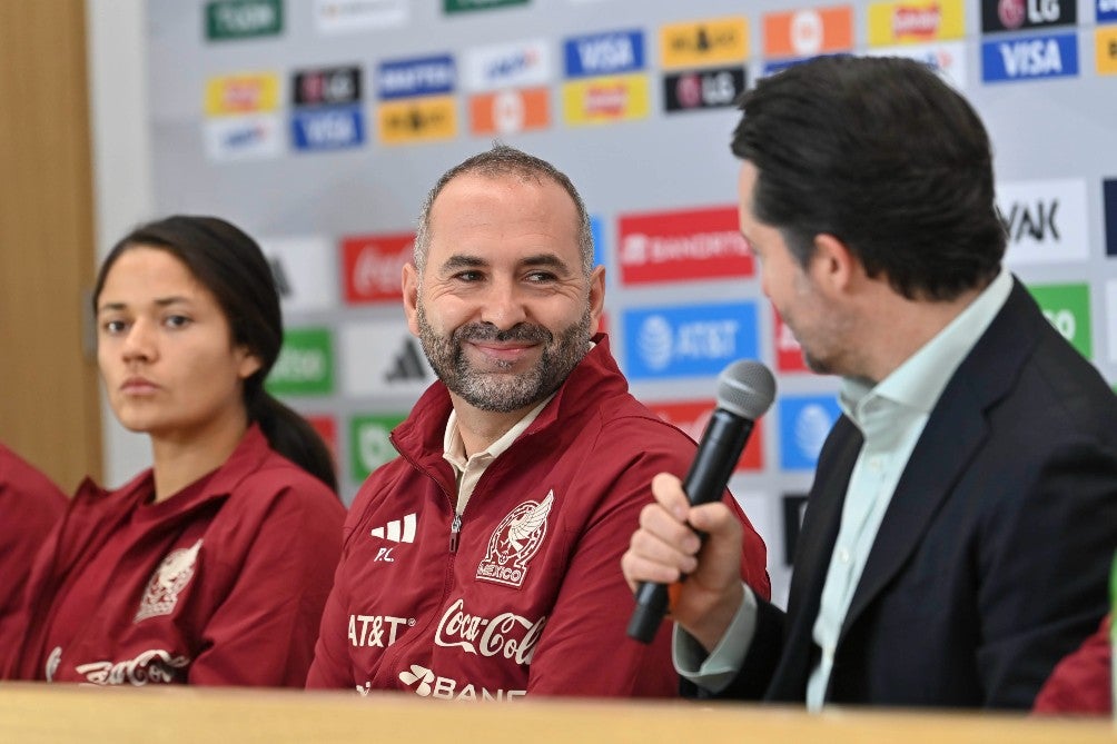 Pedro López fue presentado como entrenador del Tri Femenil