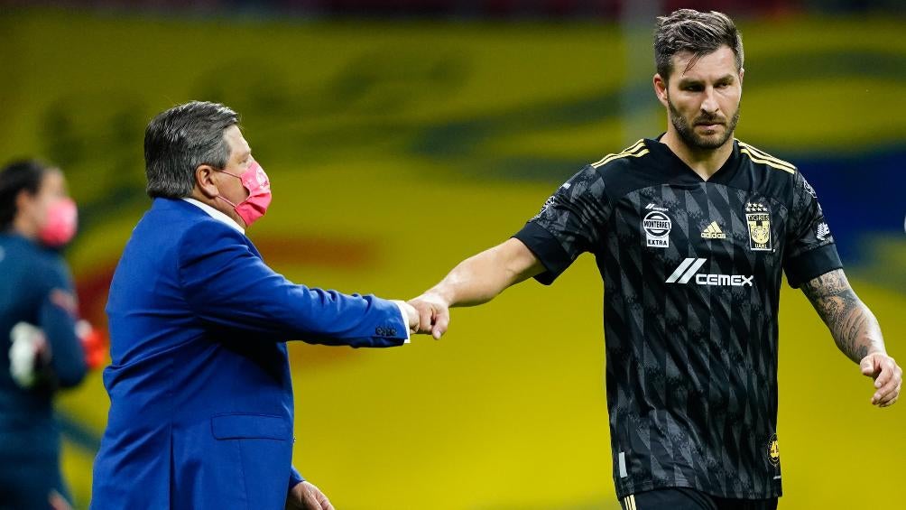 Miguel Herrera y Gignac en saludo 