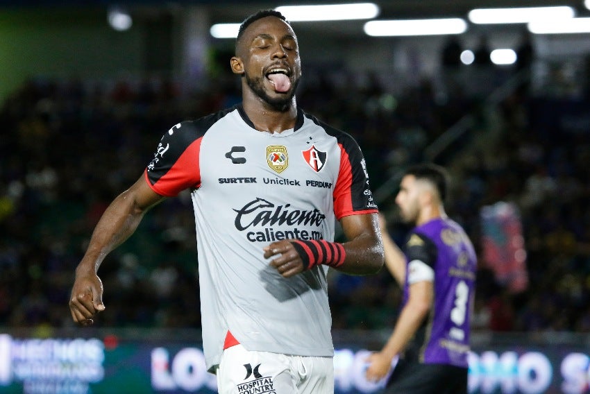 Julián Quiñones en un partido de Atlas