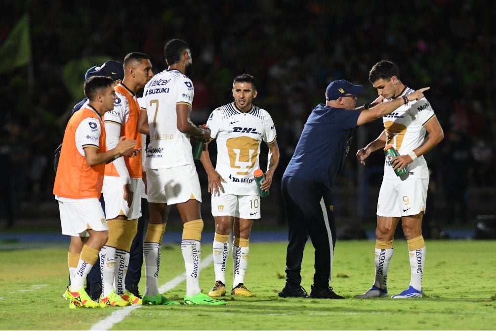 Andrés Lillini en charla con sus jugadores