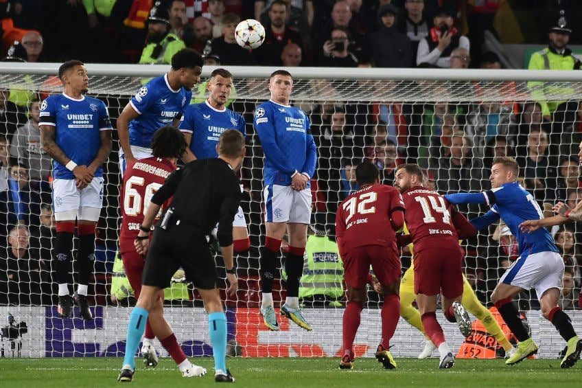 Trent Alexander-Arnold durante un partido del Liverpool