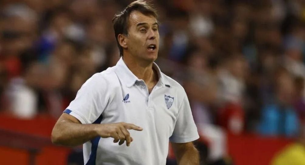 Julen Lopetegui dirigiendo al Sevilla