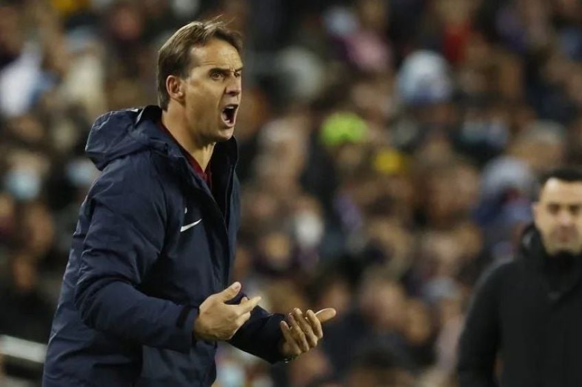 Julen Lopetegui dirigiendo al Sevilla