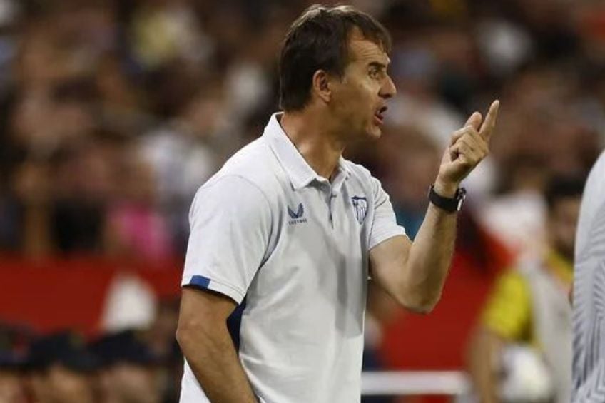 Julen Lopetegui dirigiendo al Sevilla