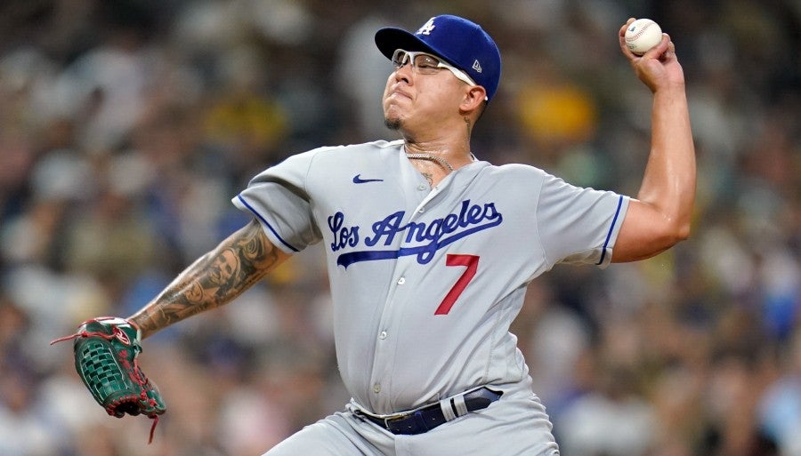 Julio Urías lanzando con los Dodgers