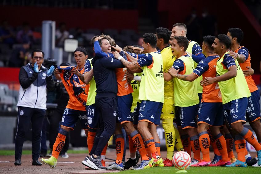 Jugadores del Puebla festejando un gol