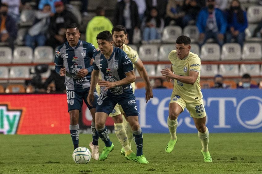 Jugadores de Pachuca y América disputando un balón