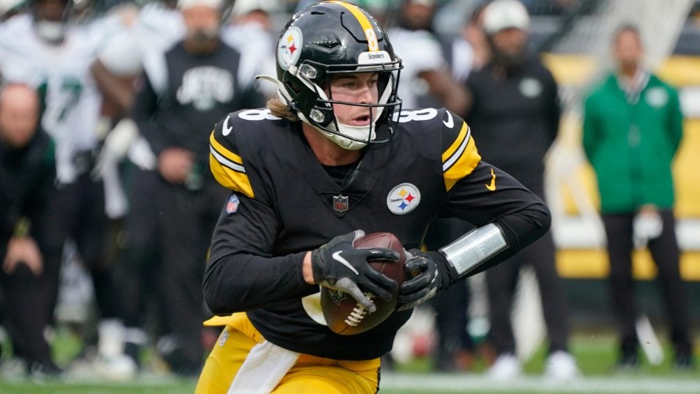 Kenny Pickett en acción con Steelers