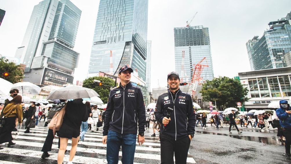 Checo Pérez y Max Verstappen recorrieron las calles de Japón