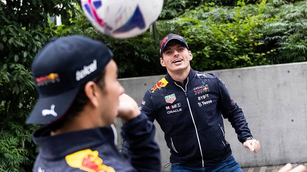 Checo Pérez y Max Verstappen jugaron futbol en Japón