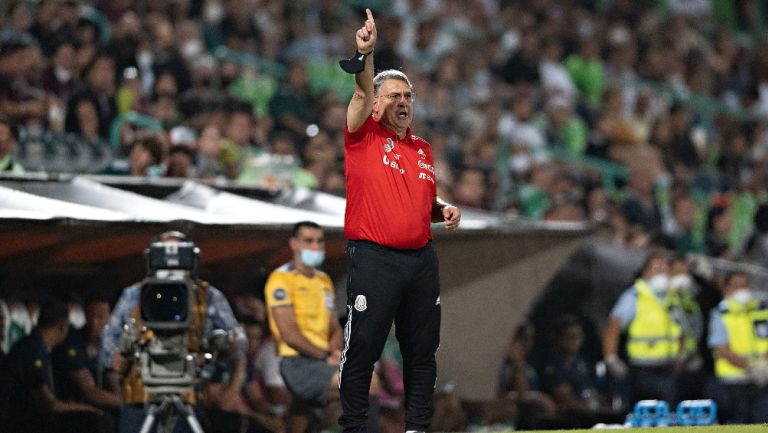 Gerardo Martino dirigiendo a la Selección Mexicana