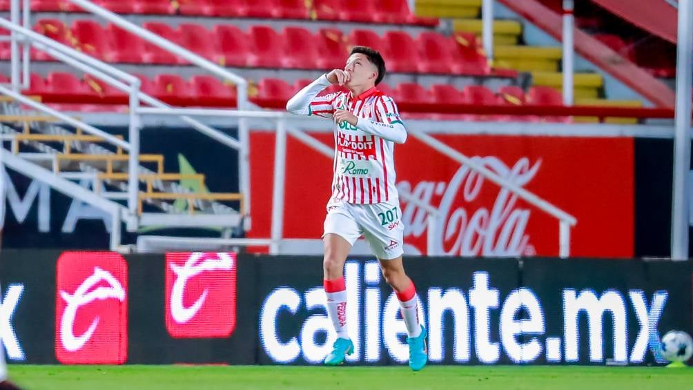 Heriberto Jurado festejando un gol con Necaxa