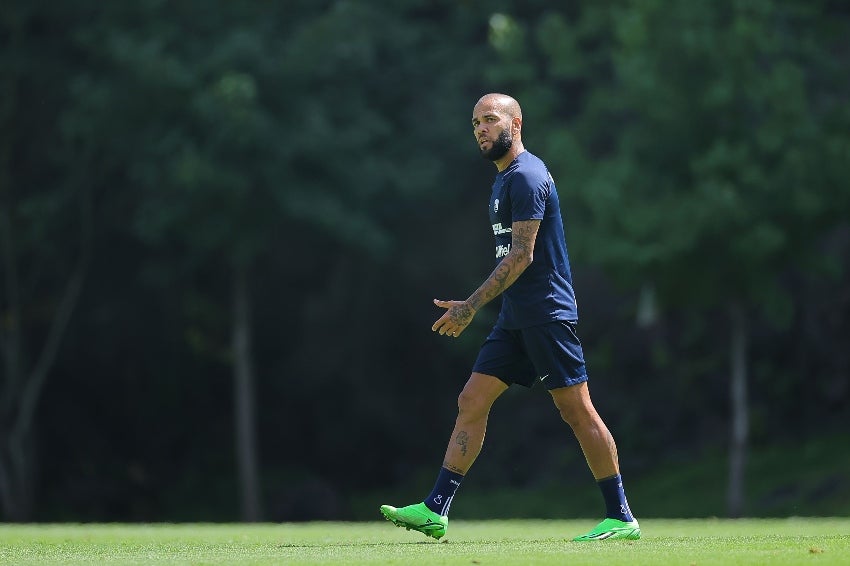 Dani Alves en entrenamiento con Pumas