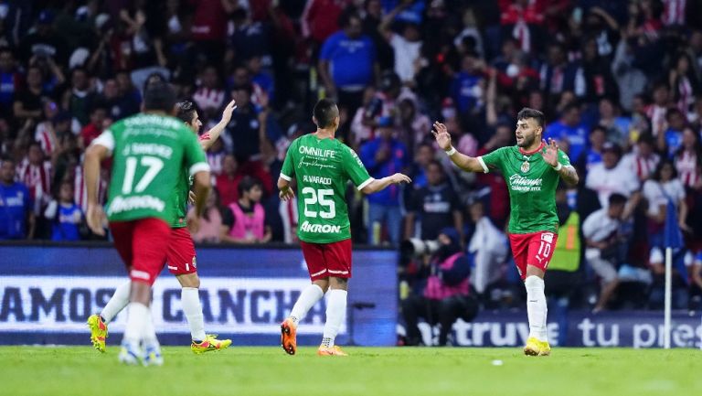 Chivas en celebración de gol