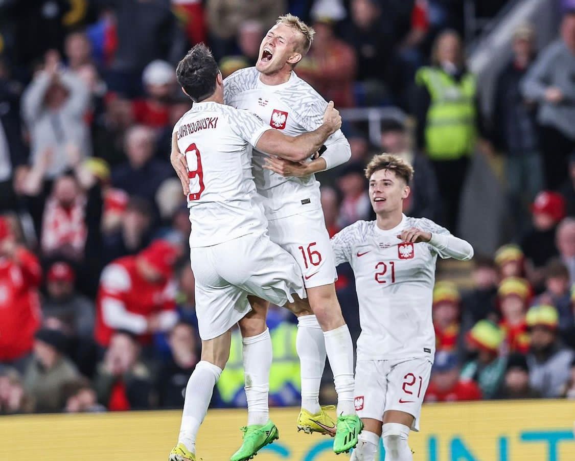 Lewi y compañía celebrando el triunfo ante Gales