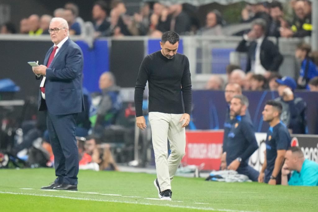 Xavi cabizbajo tras la derrota en Champions 