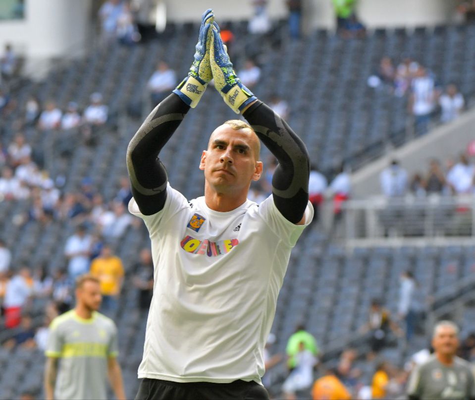 Nahuel en el calentamiento con Tigres 