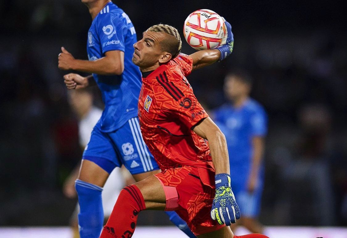 Nahuel despejando en un partido de la Liga MX