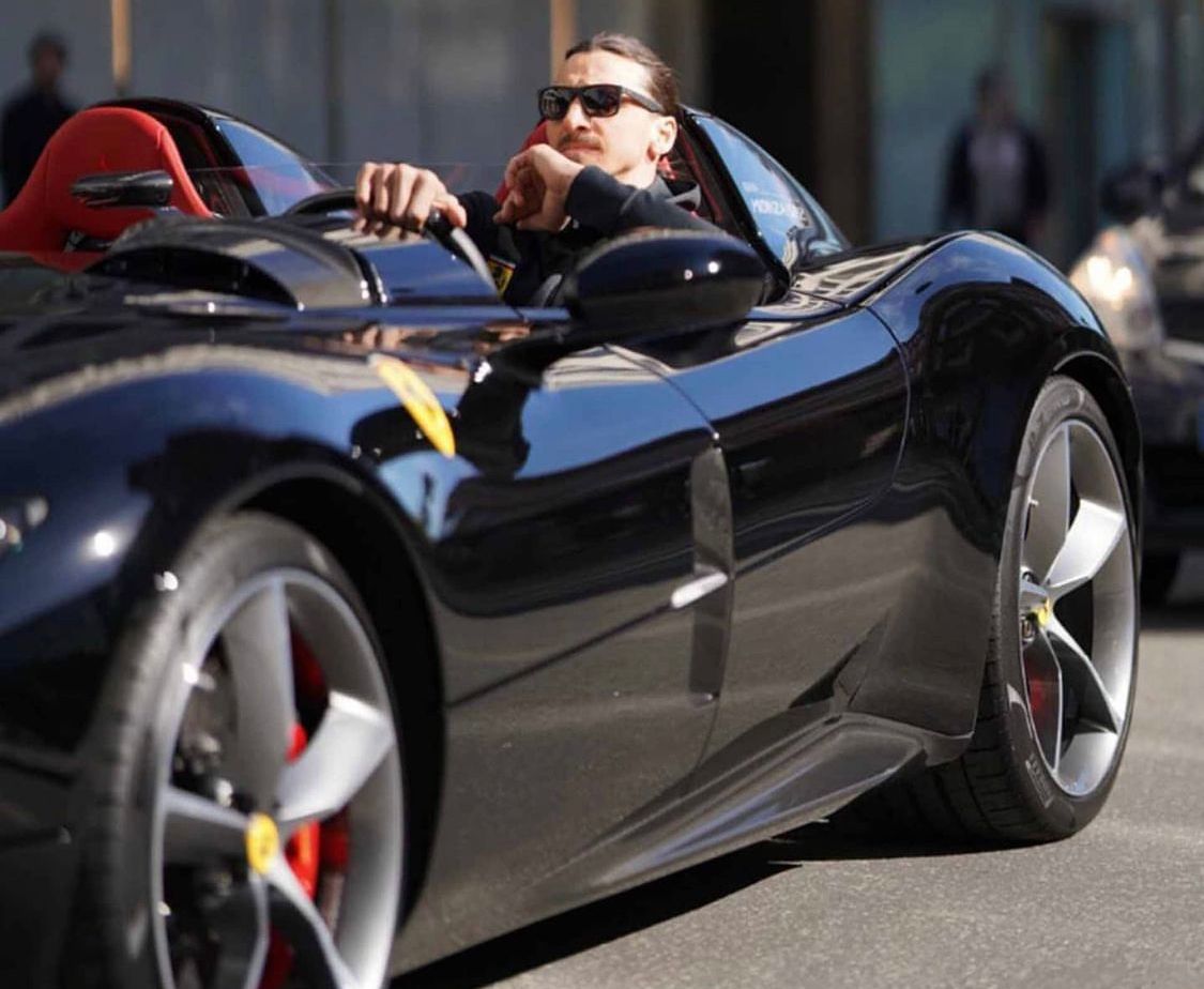 Zlatan en su Ferrari 