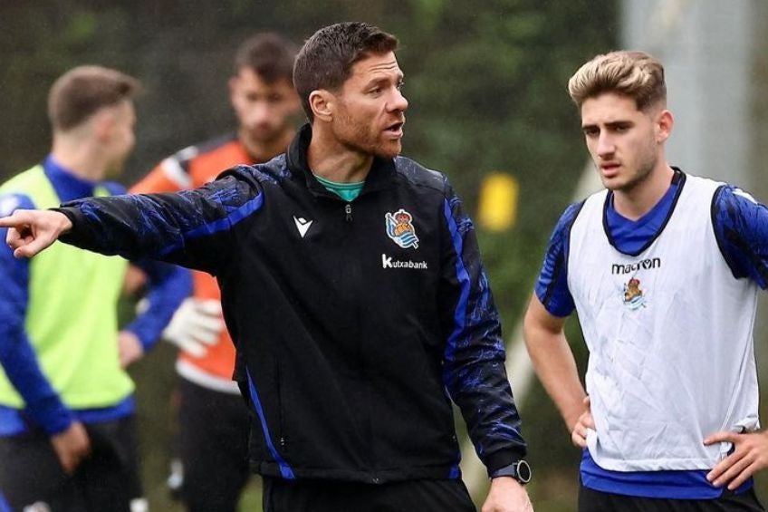 Xabi Alonso entrenando a la filial de la Real Sociedad