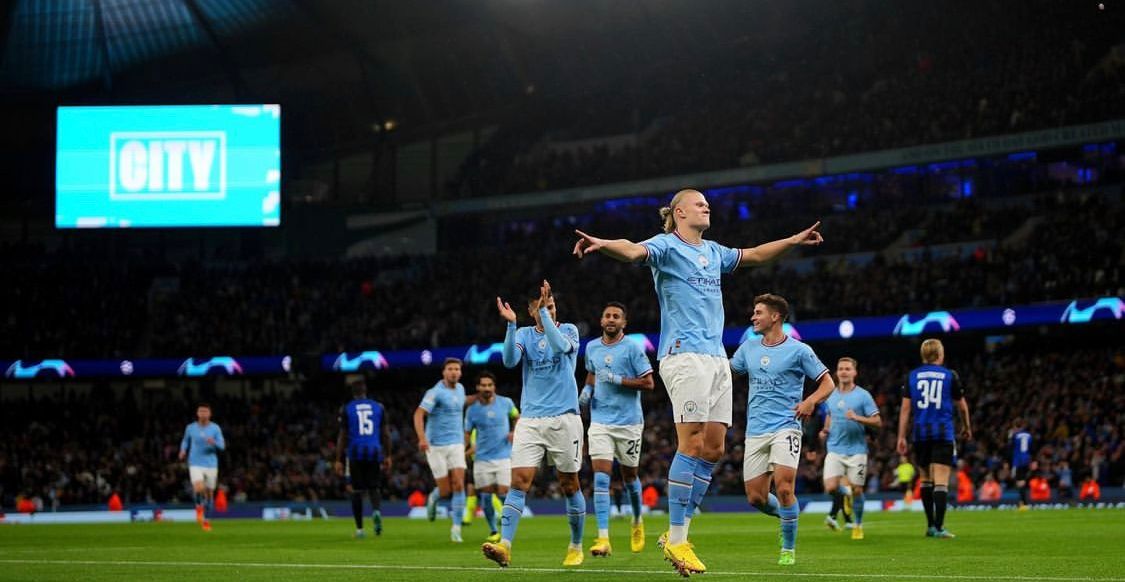 Haaland celebrando con la afición 