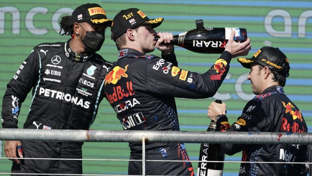 Max festeja junto a Hamilton y Checo Pérez