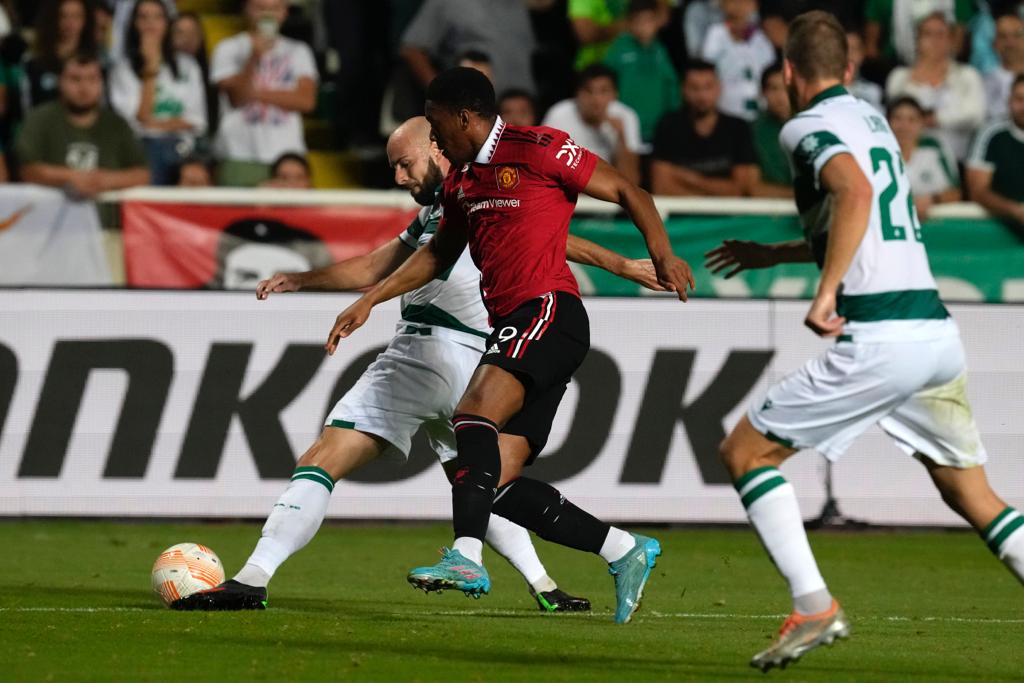 Matial peleando el balón 