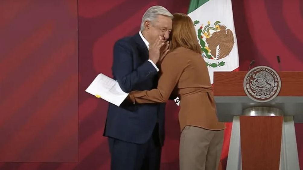 AMLO rechazando abrazo de Tatiana Clouthier