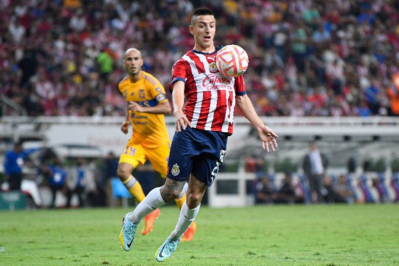 Alvarado en partido con Chivas