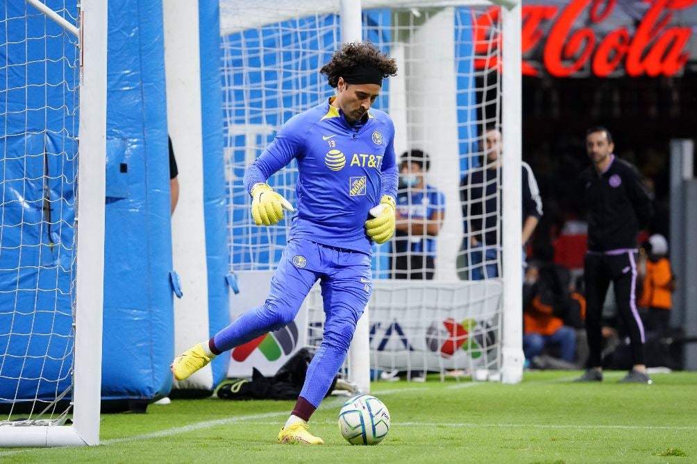 Guillermo Ochoa en un calentamiento 