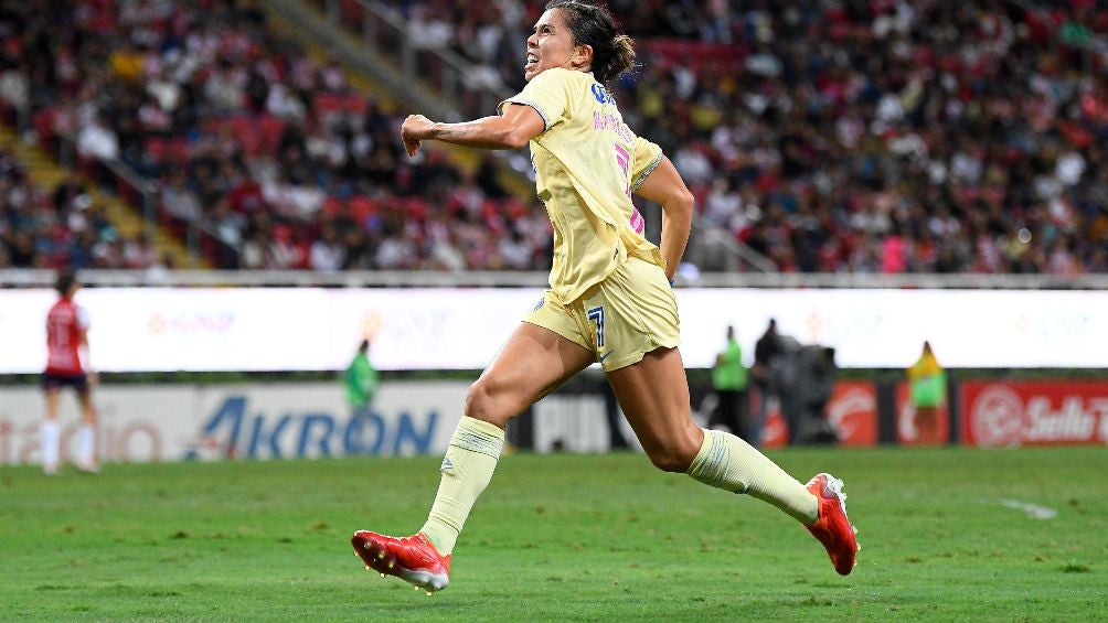 Kiana Palacios en festejo de gol