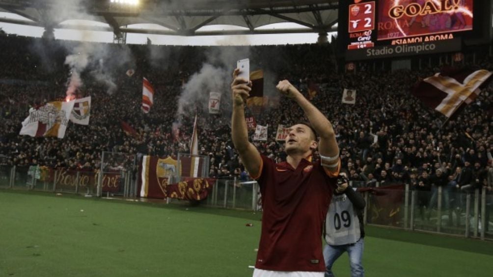 Totti festejando con la Roma