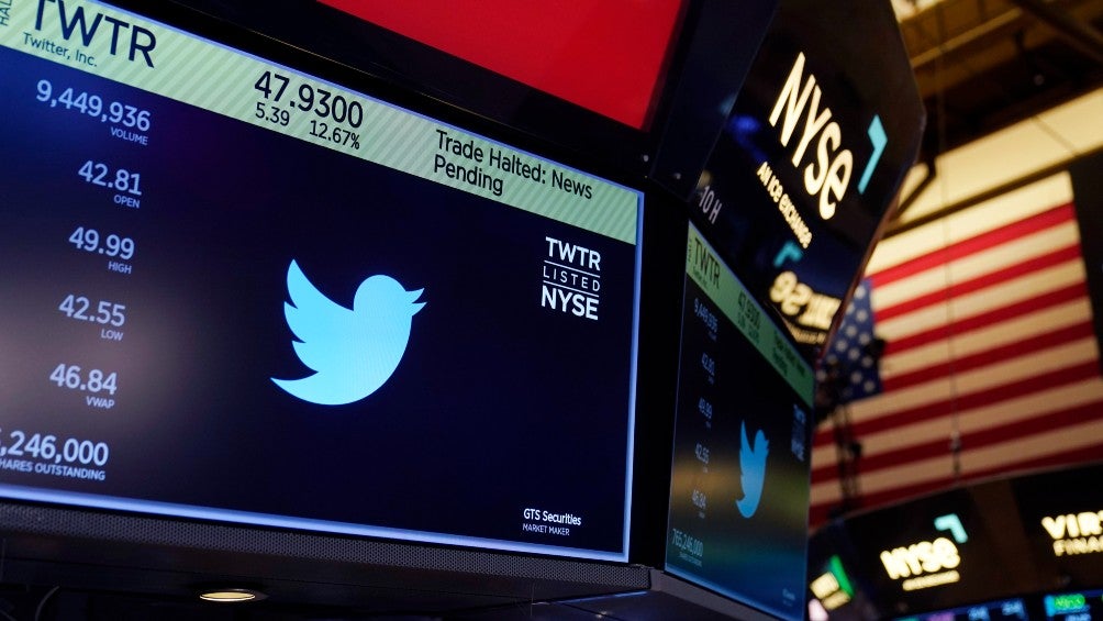 Símbolo de Twitter encima de un puesto de operaciones en la Bolsa de Valores de Nueva York