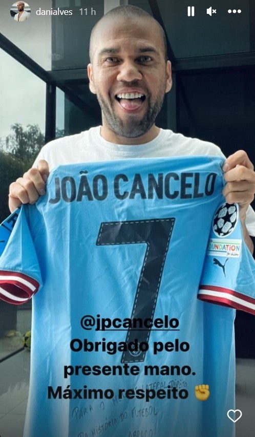 Joao Cancelo recibió el regalo de Dani Alves 