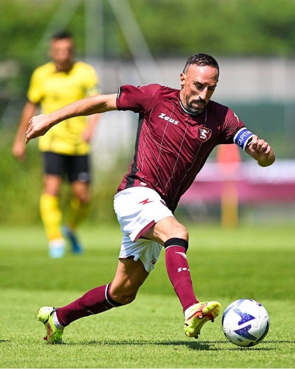 Franck Ribéry en acción con el Salernitana