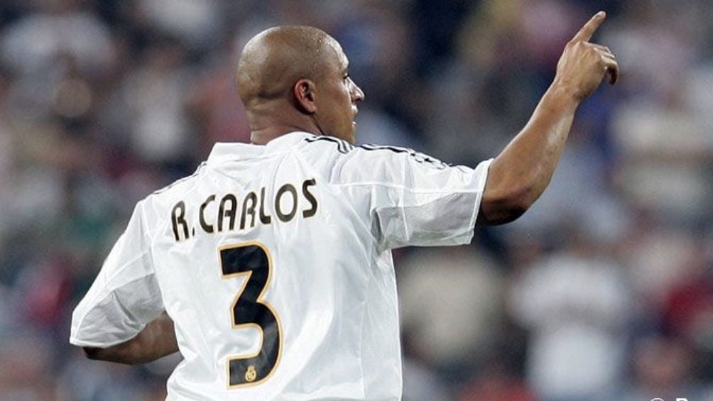 Roberto Carlos celebra un tanto con el Madrid