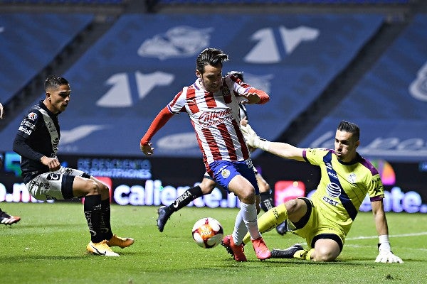 Antony Silva en acción con Puebla vs Chivas en el Repechaje del AP21