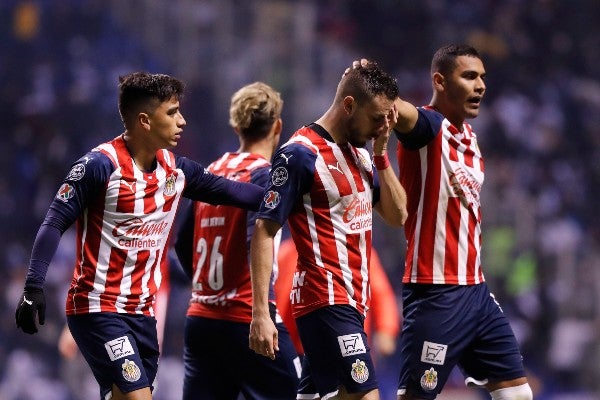 Jugadores de Chivas en lamento tras ser eliminados por Puebla en el Repechaje del AP21