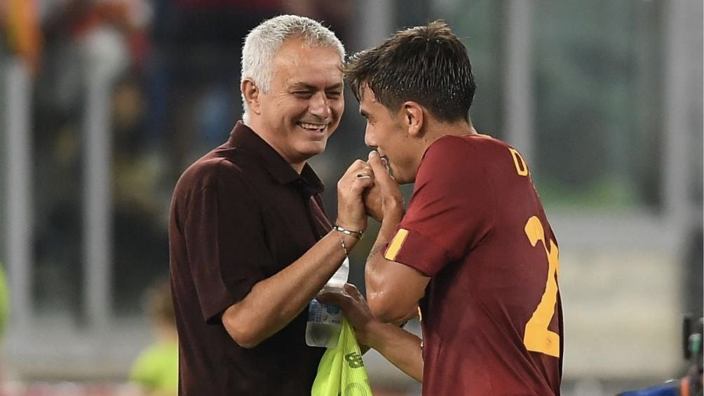 Dybala junto a Mourinho