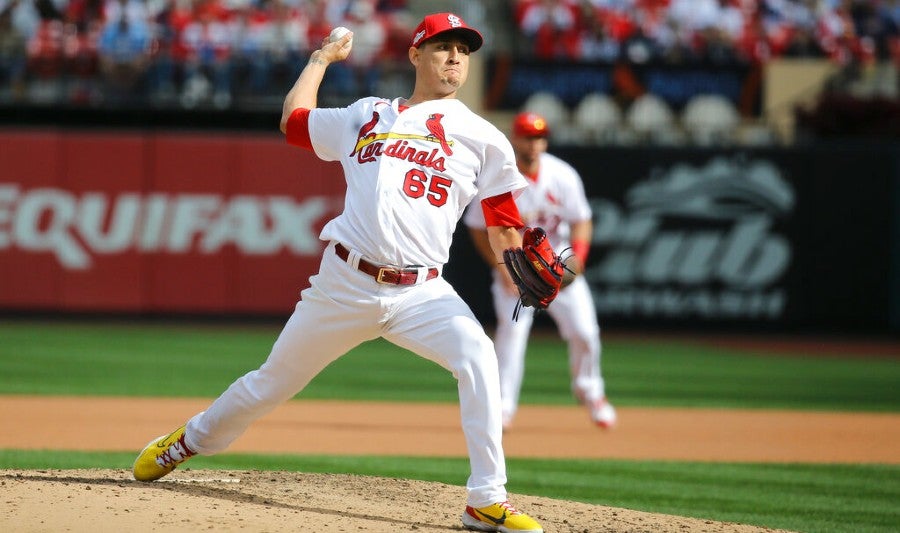 Giovanny Gallegos lanzando ante Phillies