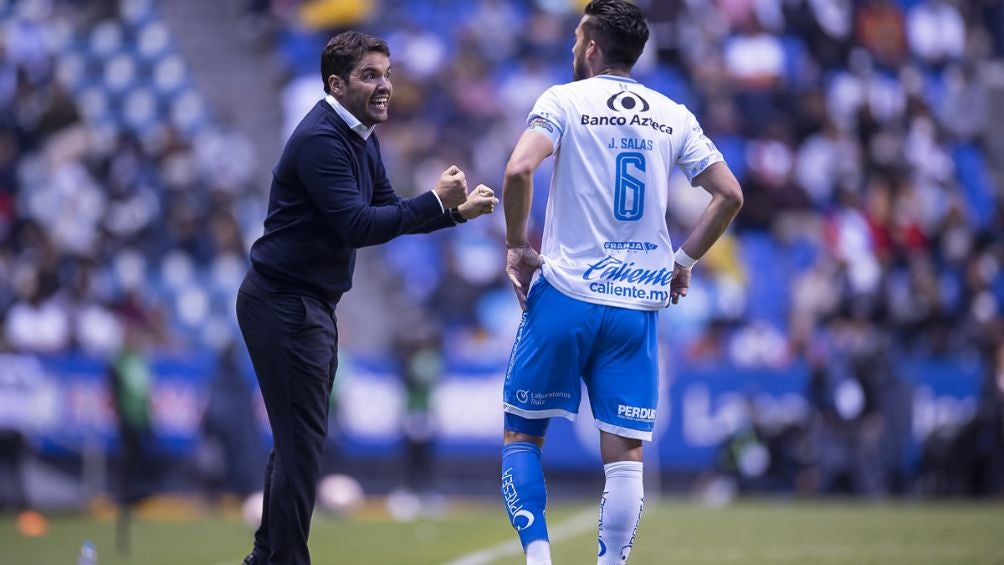 El entrenador argentino dando indicaciones