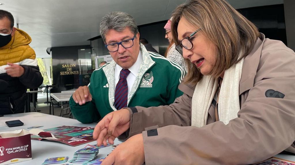 Senadores pegando sus estampas en el álbum 