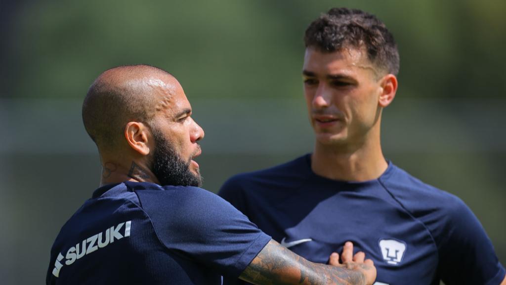 Dinenno y Dani Alves en el entrenamiento 