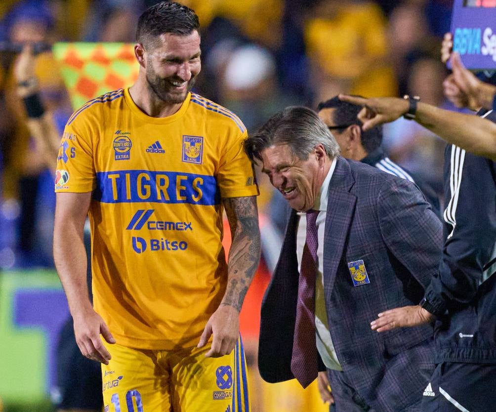 Miguel Herrera celebra junto a André-Pierre Gignac